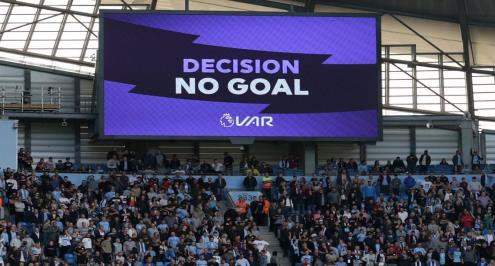 إيفاب يقرر عدم بث لقطات "VAR" على شاشات الملاعب منعا للتأثير على الحكام
